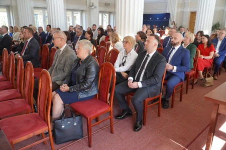 Zdjęcie przedstawia uczestników podpisania umów w ramach programu ochrony ludności i obrony cywilnej