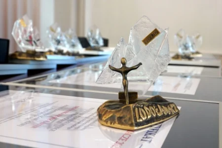 Zdjęcie przedstawia statuetki Lodołamaczy