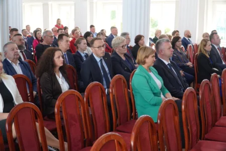 Zdjęcie przedstawia uczestników podpisania umów w ramach programu ochrony ludności i obrony cywilnej