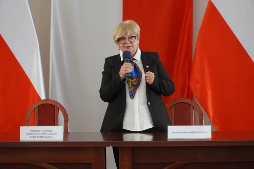 Zdjęcie przedstawia uczestników podpisania umów w ramach programu ochrony ludności i obrony cywilnej