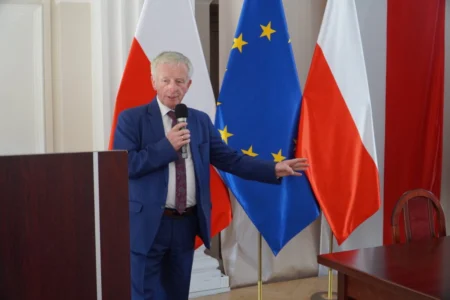 Zdjęcie przedstawia uczestników podpisania umów w ramach programu ochrony ludności i obrony cywilnej