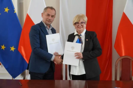 Zdjęcie przedstawia uczestników podpisania umów w ramach programu ochrony ludności i obrony cywilnej