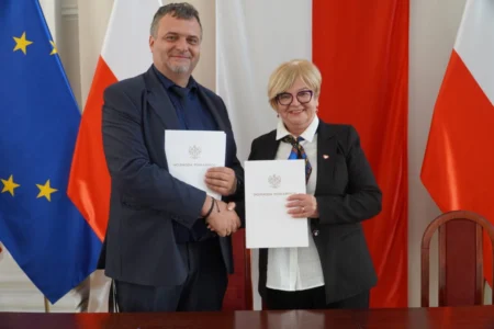 Zdjęcie przedstawia uczestników podpisania umów w ramach programu ochrony ludności i obrony cywilnej