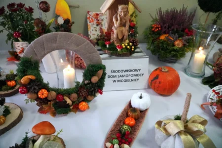 Zdjęcie przedstawia dekoracje jesienne