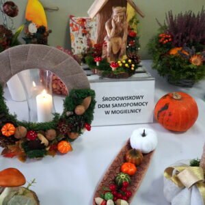Zdjęcie przedstawia dekoracje wykonane przez domy samopomocy