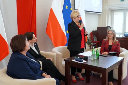 Zdjęcie przedstawia uczestników forum rad seniorów