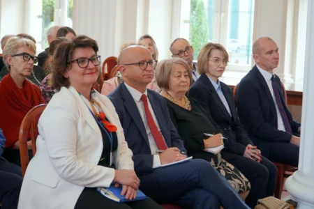 Zdjęcie przedstawia uczestników forum rad seniorów