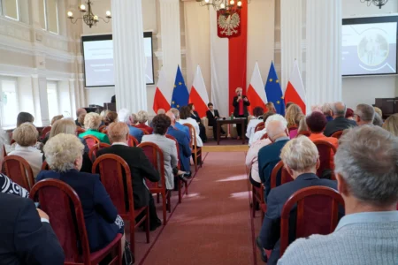 Zdjęcie przedstawia uczestników forum rad seniorów