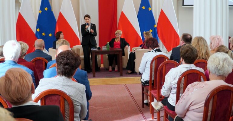 Zdjęcie przedstawia uczestników I Podkarpackiego Forum Rad Seniorów