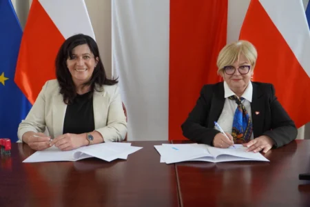 Zdjęcie przedstawia uczestników podpisania umów w ramach programu ochrony ludności i obrony cywilnej