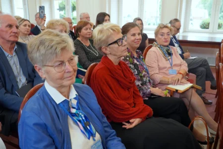 Zdjęcie przedstawia uczestników forum rad seniorów