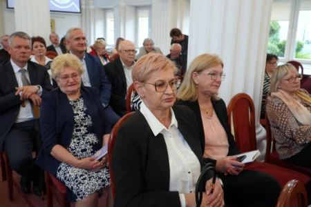 Zdjęcie przedstawia uczestników forum rad seniorów