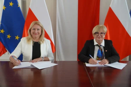 Zdjęcie przedstawia uczestników podpisania umów w ramach programu ochrony ludności i obrony cywilnej