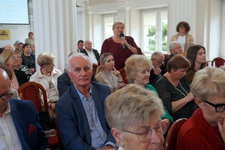 Zdjęcie przedstawia uczestników forum rad seniorów