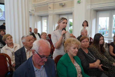 Zdjęcie przedstawia uczestników forum rad seniorów