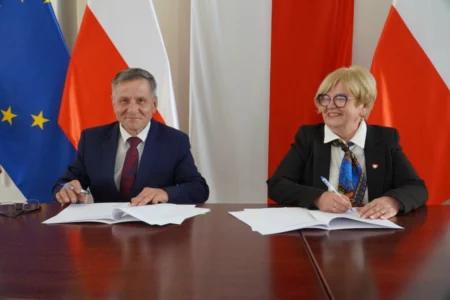 Zdjęcie przedstawia uczestników podpisania umów w ramach programu ochrony ludności i obrony cywilnej