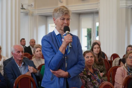 Zdjęcie przedstawia uczestników forum rad seniorów