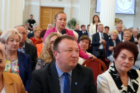 Zdjęcie przedstawia uczestników forum rad seniorów