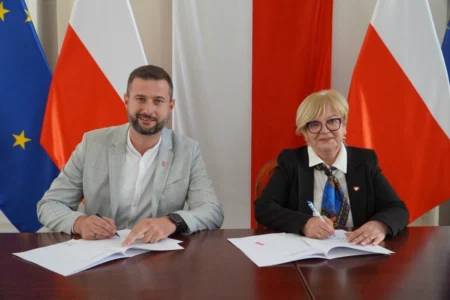 Zdjęcie przedstawia uczestników podpisania umów w ramach programu ochrony ludności i obrony cywilnej