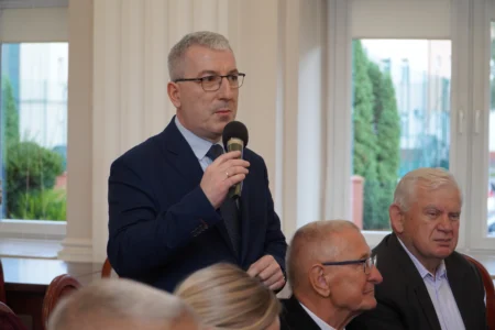 Zdjęcie przedstawia uczestników forum rad seniorów