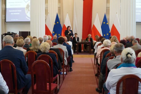Zdjęcie przedstawia uczestników forum rad seniorów