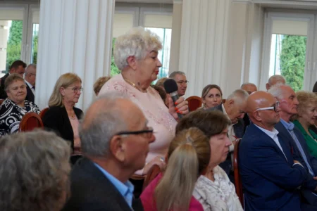 Zdjęcie przedstawia uczestników forum rad seniorów