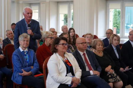 Zdjęcie przedstawia uczestników forum rad seniorów