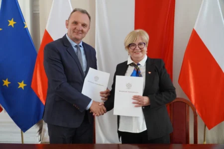 Zdjęcie przedstawia uczestników podpisania umów w ramach programu ochrony ludności i obrony cywilnej