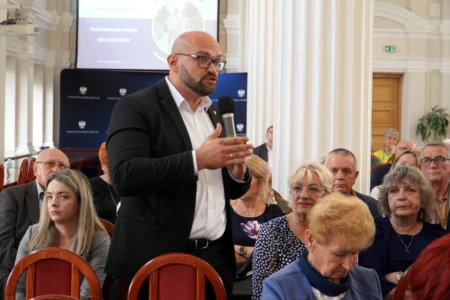 Zdjęcie przedstawia uczestników forum rad seniorów