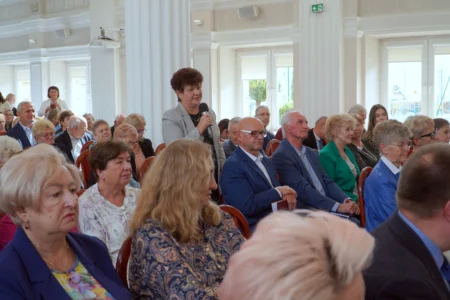 Zdjęcie przedstawia uczestników forum rad seniorów