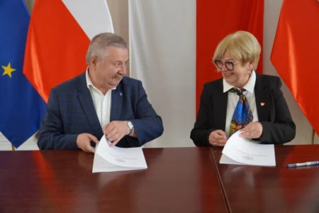 Zdjęcie przedstawia uczestników podpisania umów w ramach programu ochrony ludności i obrony cywilnej