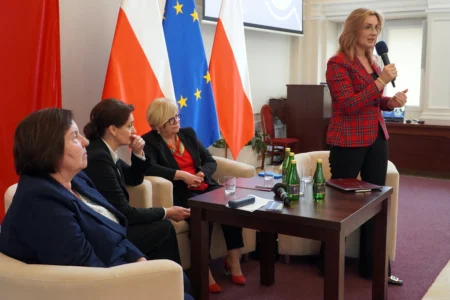 Zdjęcie przedstawia uczestników forum rad seniorów