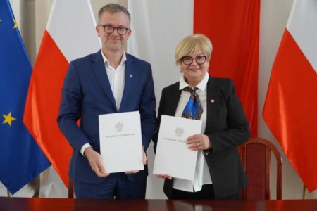 Zdjęcie przedstawia uczestników podpisania umów w ramach programu ochrony ludności i obrony cywilnej