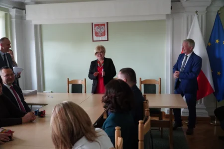 Uczestnicy uroczystości podpisania umów w ramach programu ochrony ludności i obrony cywilnej