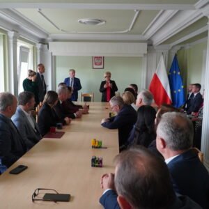 uczestnicy podpisania umów w ramach programu ochrony ludności i obrony cywilnej