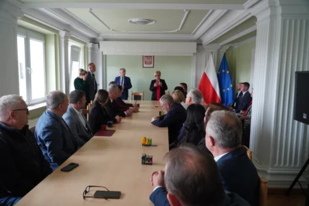 Uczestnicy uroczystości podpisania umów w ramach programu ochrony ludności i obrony cywilnej