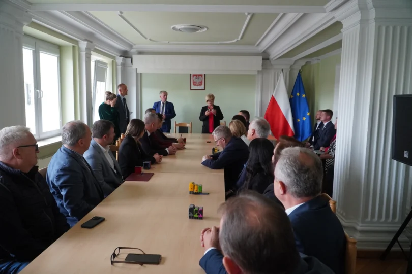 Uczestnicy uroczystości podpisania umów w ramach programu ochrony ludności i obrony cywilnej