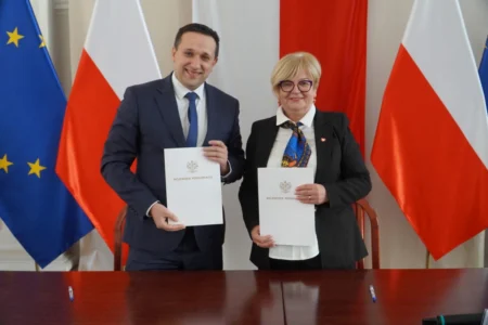 Zdjęcie przedstawia uczestników podpisania umów w ramach programu ochrony ludności i obrony cywilnej