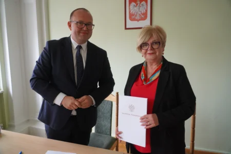 Uczestnicy uroczystości podpisania umów w ramach programu ochrony ludności i obrony cywilnej