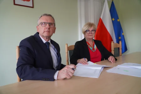 Uczestnicy uroczystości podpisania umów w ramach programu ochrony ludności i obrony cywilnej