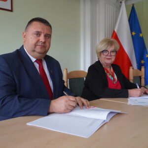 uczestnicy podpisania umów w ramach programu ochrony ludności i obrony cywilnej