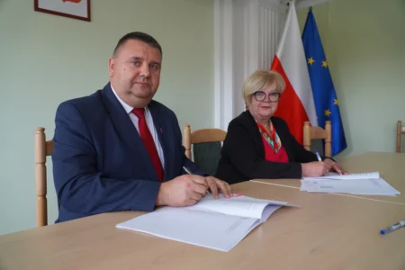 Uczestnicy uroczystości podpisania umów w ramach programu ochrony ludności i obrony cywilnej