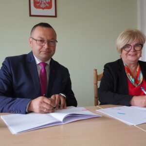 uczestnicy podpisania umów w ramach programu ochrony ludności i obrony cywilnej
