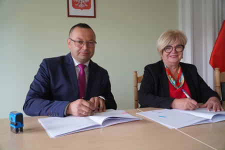 Uczestnicy uroczystości podpisania umów w ramach programu ochrony ludności i obrony cywilnej