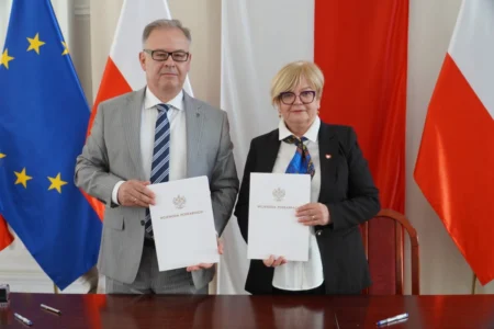 Zdjęcie przedstawia uczestników podpisania umów w ramach programu ochrony ludności i obrony cywilnej