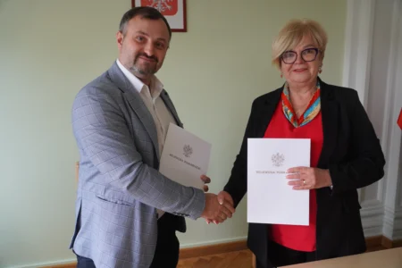 Uczestnicy uroczystości podpisania umów w ramach programu ochrony ludności i obrony cywilnej