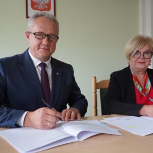 uczestnicy podpisania umów w ramach programu ochrony ludności i obrony cywilnej