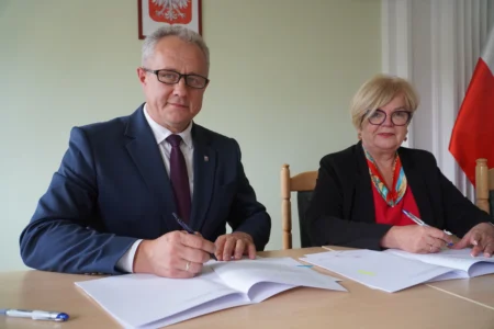 Uczestnicy uroczystości podpisania umów w ramach programu ochrony ludności i obrony cywilnej