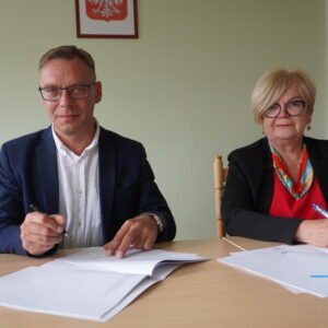 uczestnicy podpisania umów w ramach programu ochrony ludności i obrony cywilnej