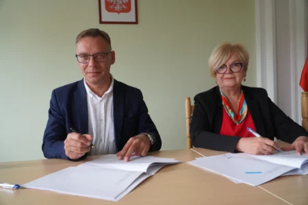 Uczestnicy uroczystości podpisania umów w ramach programu ochrony ludności i obrony cywilnej